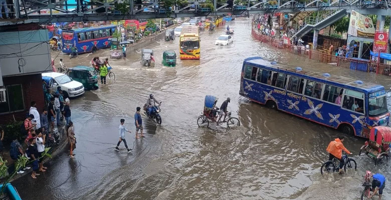 ভোরের মুষলধারে বৃষ্টিতে ঢাকার বিভিন্ন রাস্তায় জলাবদ্ধতা