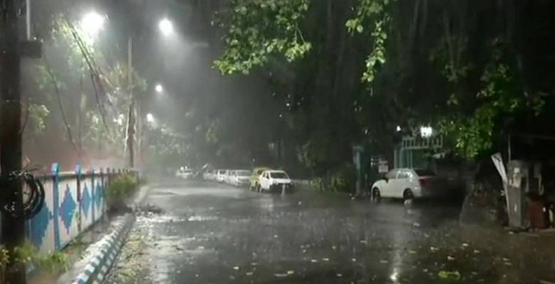 ১৭ জেলায় ৬০ কিমি বেগে ঝড়ের আভাস, নদীবন্দরে সতর্ক সংকেত