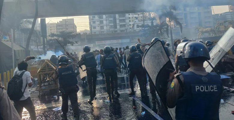 পুলিশের লাঠিপেটা-টিয়ারশেল, ইনকিলাব মঞ্চের জাবেরসহ আহত ৩০