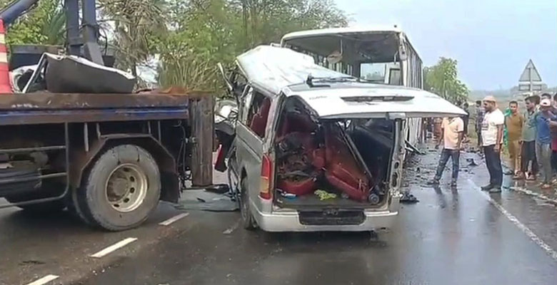 বাগেরহাটে বাস-মাইক্রোবাস সংঘর্ষে বর-কনেসহ নিহত ১৪