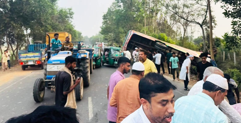 চট্টগ্রামে বাস-মোটরসাইকেল মুখোমুখি সংঘর্ষ, নিহত ৩