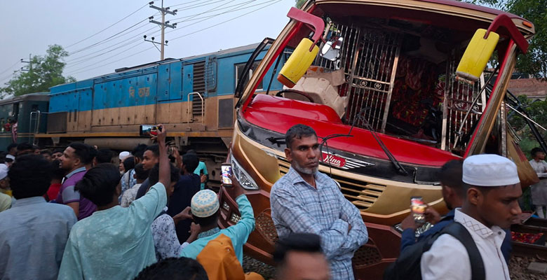 কুমিল্লায় বাসে ট্রেনের ধাক্কায় শিশু নারীসহ নিহত ১২