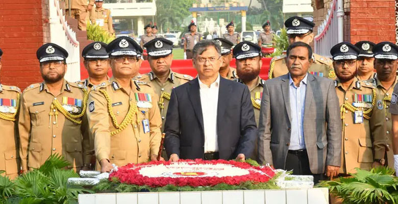 স্বাধীনতা দিবসে রাজারবাগে শহীদ পুলিশ সদস্যদের প্রতি স্বরাষ্ট্রমন্ত্রীর শ্রদ্ধা
