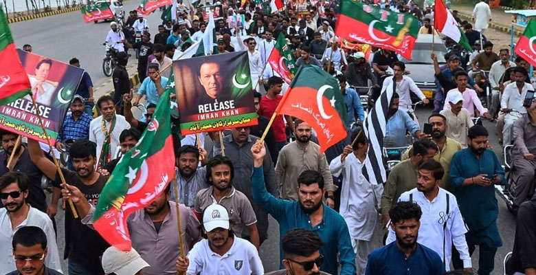 ইমরান খানের মুক্তির দাবিতে উত্তাল পাকিস্তান