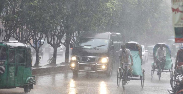 সকালের ঝুম বৃষ্টিতে শহরজুড়ে জনজীবনে ভোগান্তি