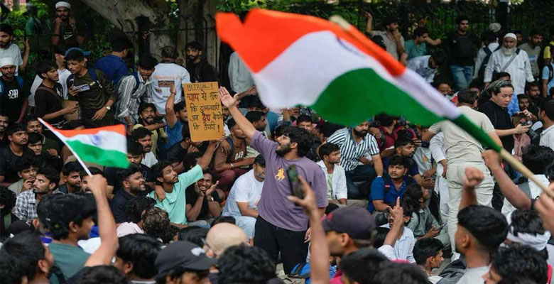 ককরোচ পার্টির আন্দোলনে উত্তাল দিল্লি, মুখ্য নেতা অভিজিৎ আটক
